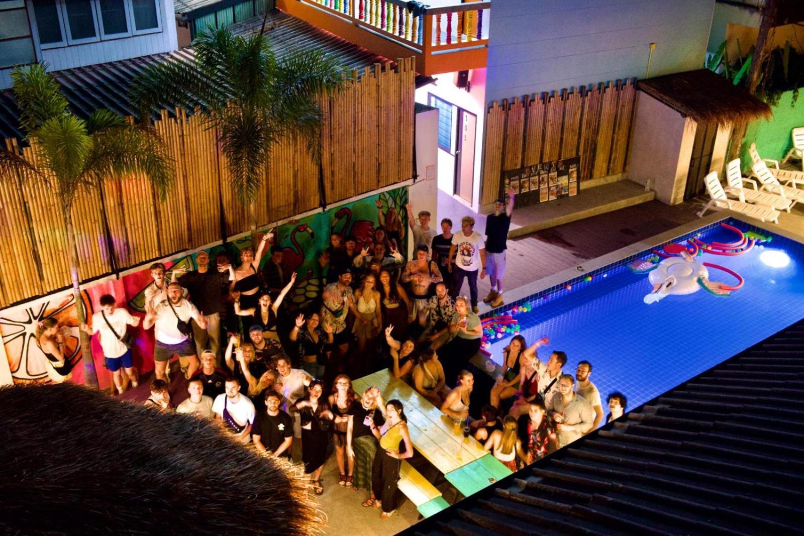 Hostel Revolution Chiang Mai - Old Town Exterior foto